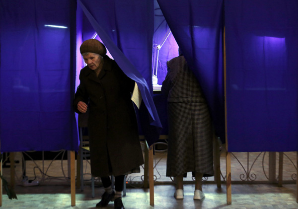 Ukraine's Crimea kicks off referendum to determine future status