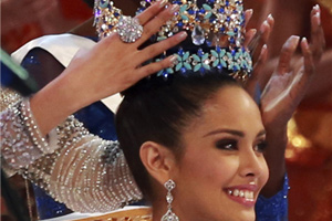 Miss world visits cancer children in Colombia