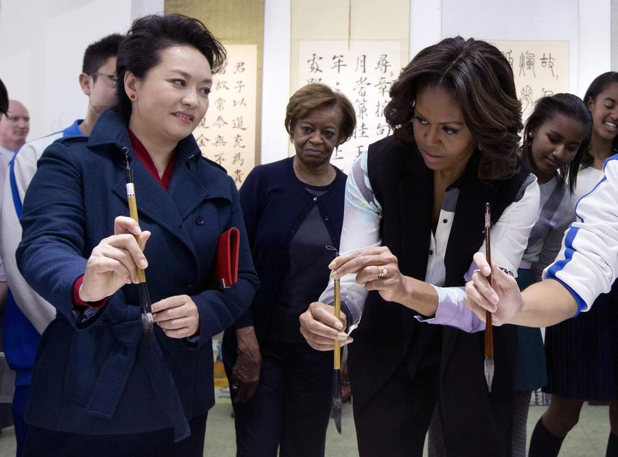 Peng Liyuan meets with Michelle Obama