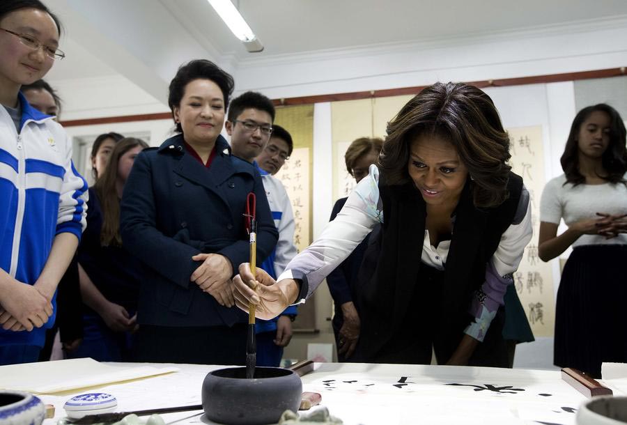 Peng Liyuan meets with Michelle Obama