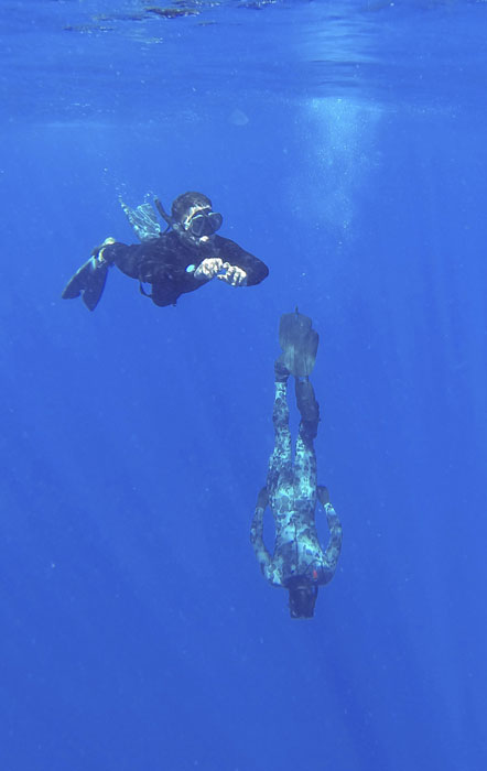 Australian divers start underwater search for MH370