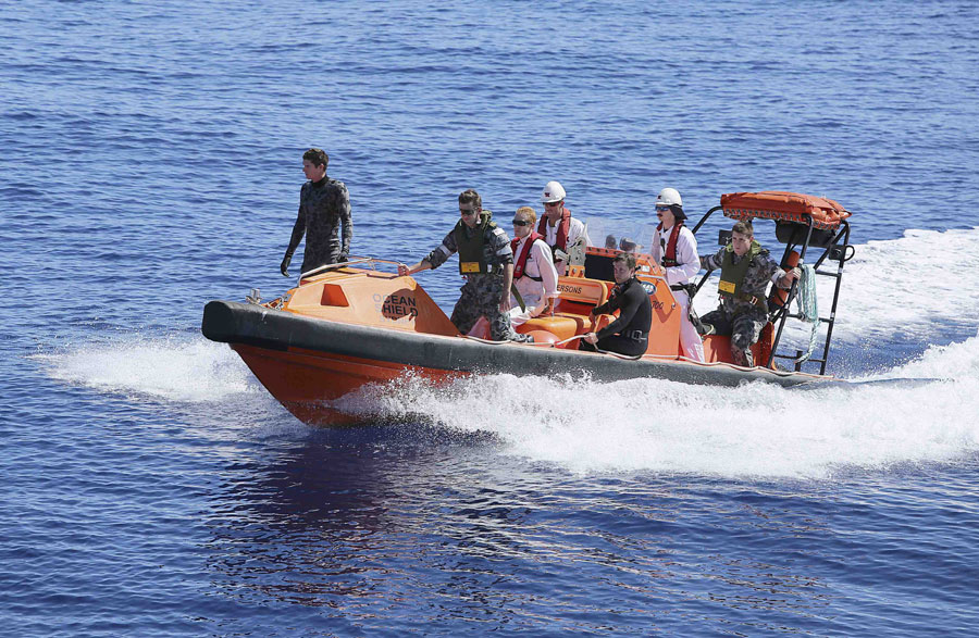 Australian divers start underwater search for MH370