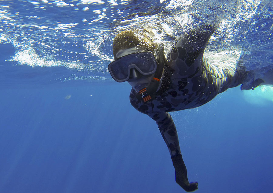 Australian divers start underwater search for MH370