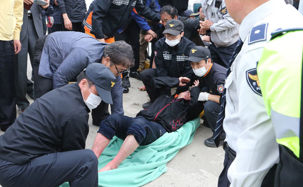 South Korean ferry with 477 passengers sinks off south coast