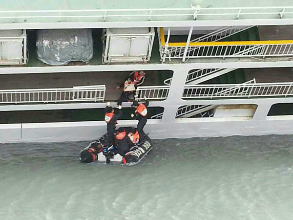 South Korean ferry with 477 passengers sinks off south coast