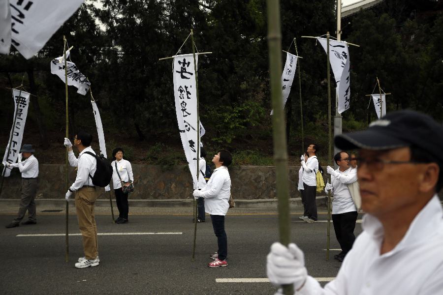 S Koreans pray for ferry victims during lotus lantern parade