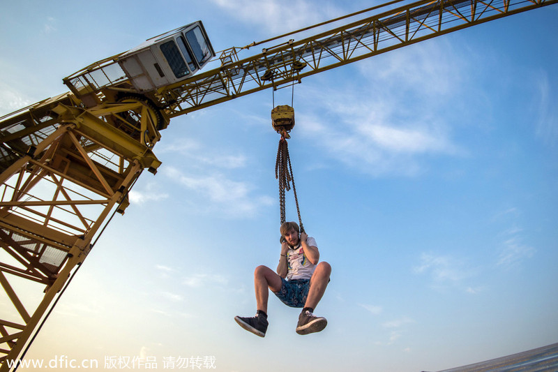 Climbing skyscraper in Kiev with no safety equipment