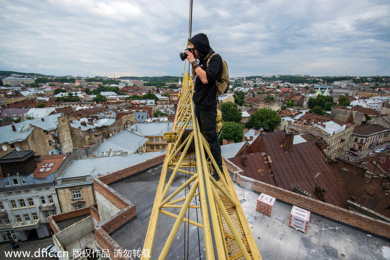 Climbing skyscraper in Kiev with no safety equipment