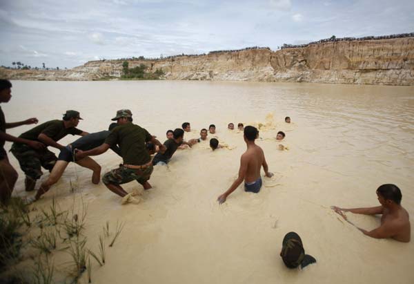 Cambodian military helicopter crashes