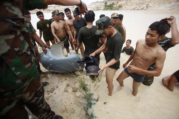 Cambodian military helicopter crashes