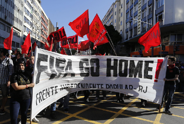 Brazil police arrest protesters before WCup final