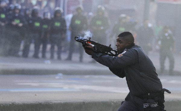 Brazil police arrest protesters before WCup final