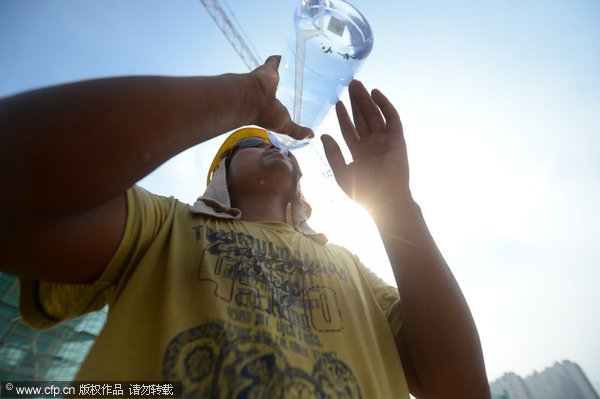 Workers cope with sweltering heat in Jiangsu province