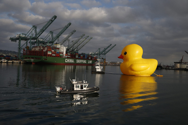 Rubber duck traveling to Los Angeles