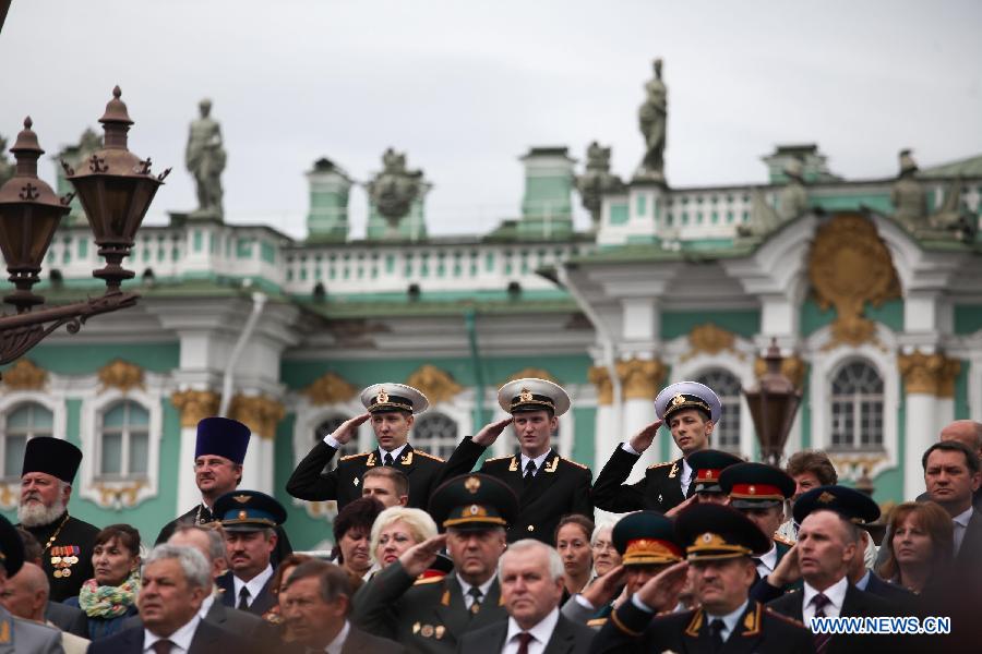 Russian people celebrate National Flag Day