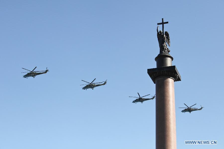 Russian people celebrate National Flag Day