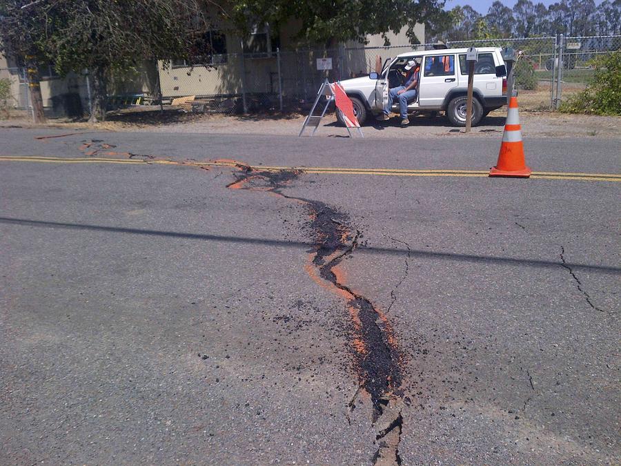 Strong quake rocks California, dozens injured