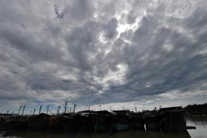 Powerful hurricane Odile barrels through Mexico's Baja