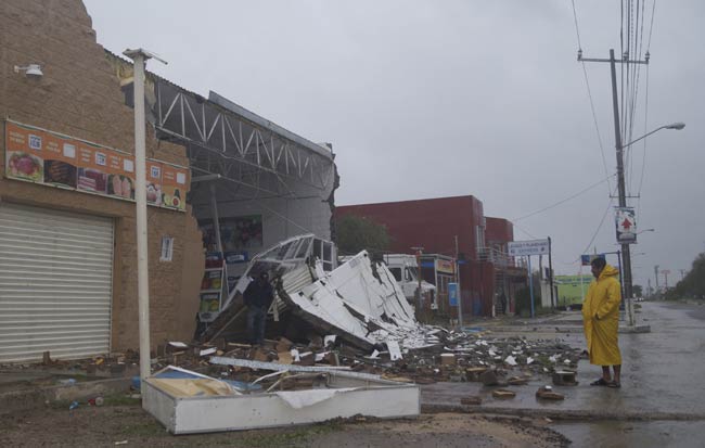 Hurricane Odile batters Mexico's Baja resorts