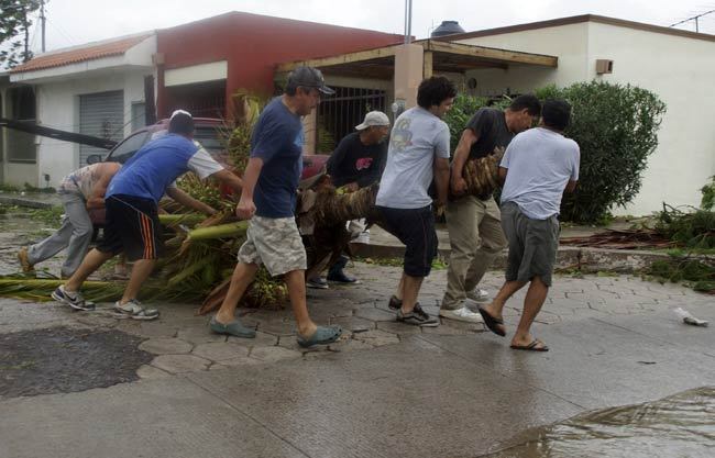 Hurricane Odile batters Mexico's Baja resorts