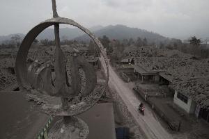 Mt Sinabung erupts again in Indonesia