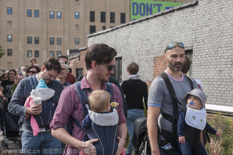 Dads Group celebrates International Babywearing Week