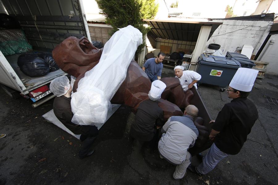 Giant chocolate King-Kong ready to storm the stage