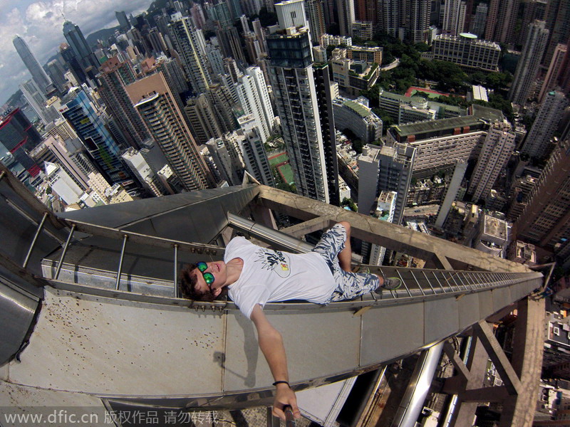 Crazy climbers love selfies in dazzling height