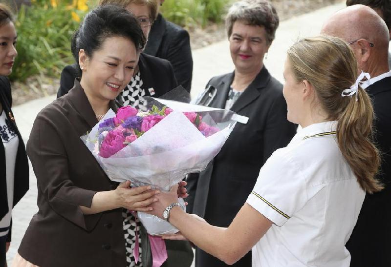 China's first lady visits Ravenswood School for Girls in Sydney