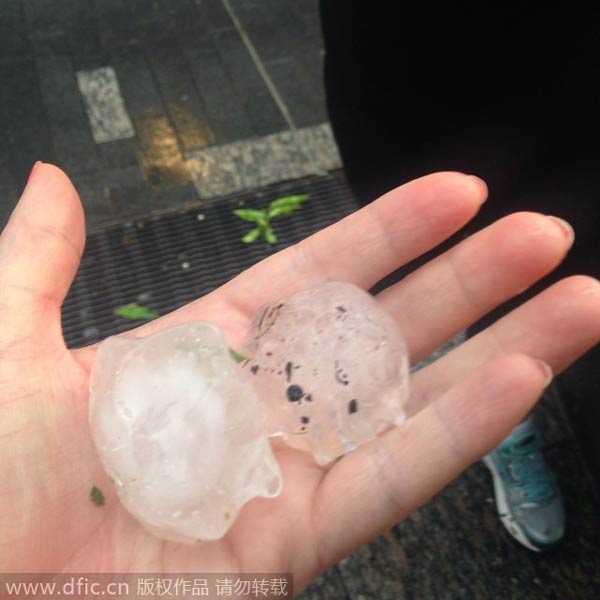 Storm cuts power, lifts roofs in Brisbane