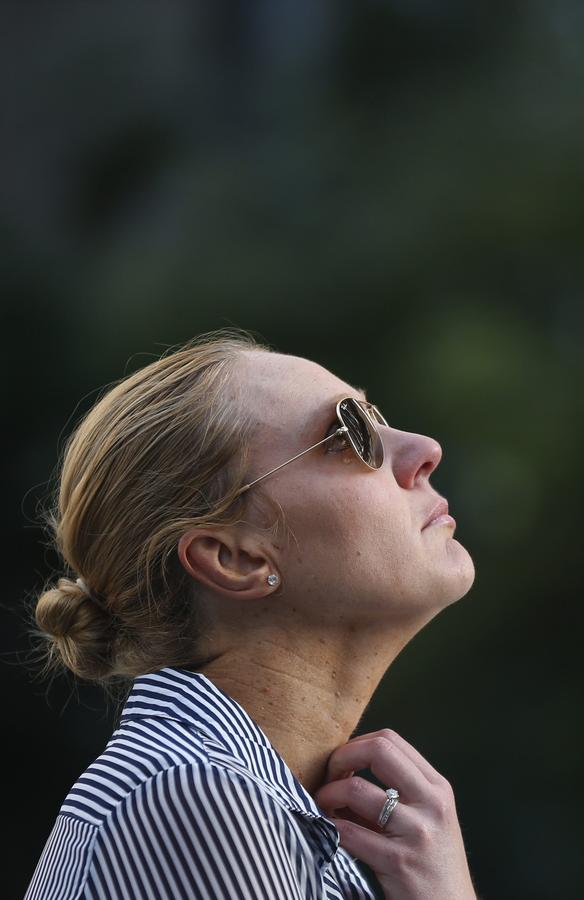 People pay floral tributes to Sydney siege victims