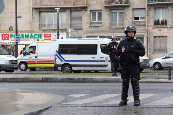 6 dead in Paris siege, female suspect wanted