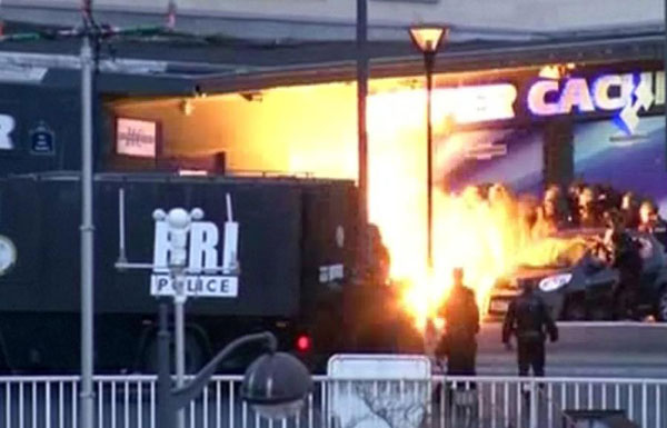 6 dead in Paris siege, female suspect wanted