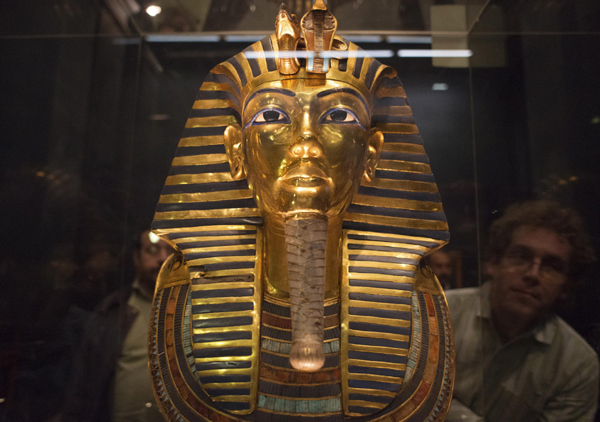 Egypt museum admits King Tut's beard broke off