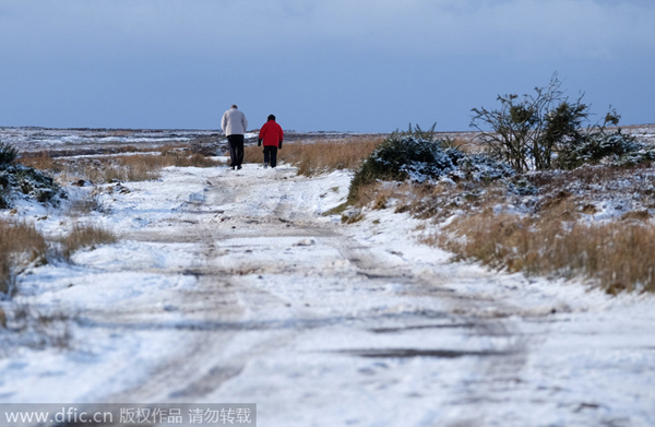 Heavy snow hits UK