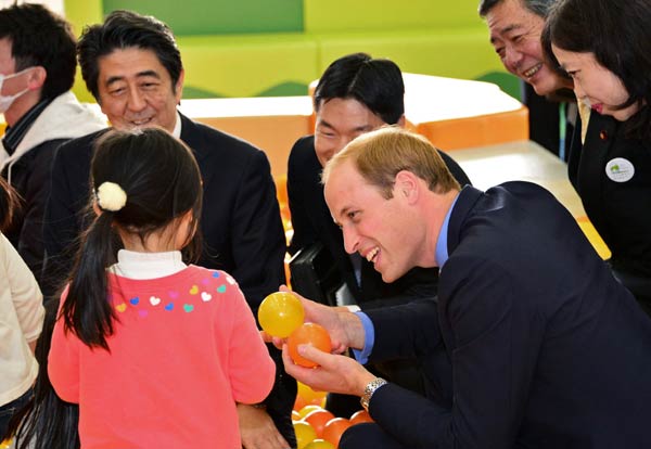 Prince William played with kids on Japan tsunami trip