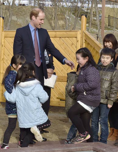 Prince William played with kids on Japan tsunami trip