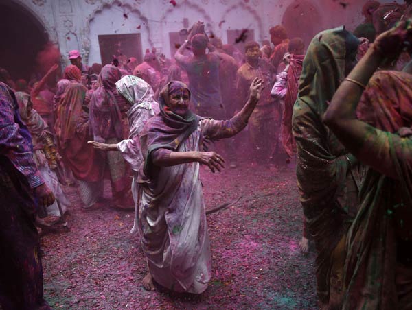 Holi festival adds color to Indian widows' dull life