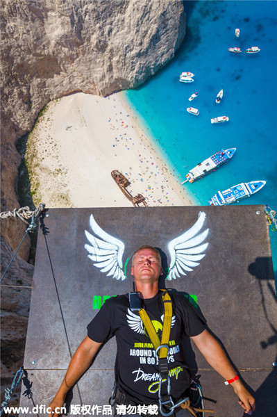 Daredevil ropejumpers leap 200 meters off cliff