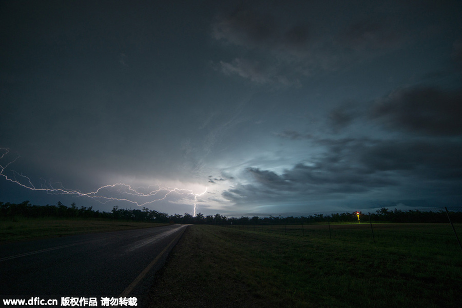 Lightning can strikes upside down