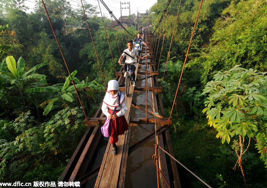 Indonesian children's risky shortcut to get to school