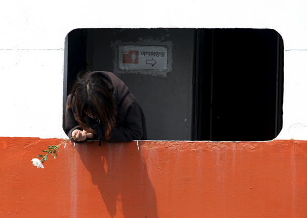 South Koreans mourn on anniversary of ferry disaster