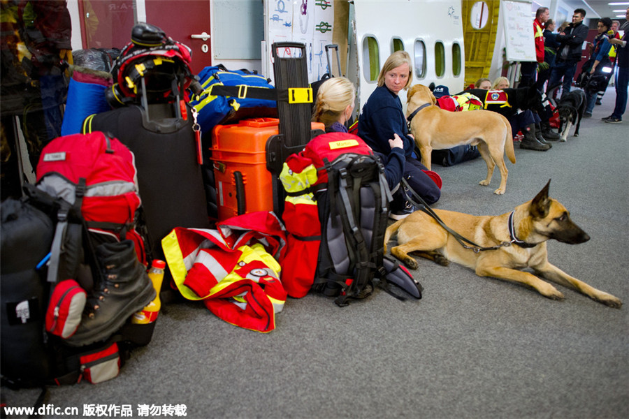 International rescue teams head to quake-hit Nepal