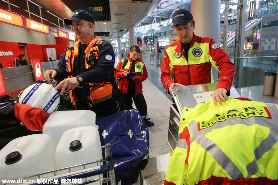 International rescue teams head to quake-hit Nepal