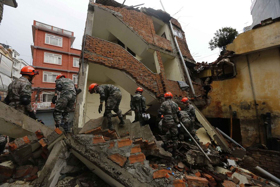 China's rescue team searches for survivors in Nepal