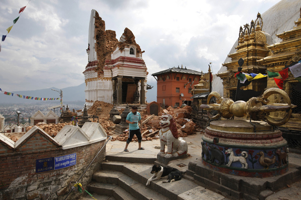 Quake death toll passes 7,000, fate of Nepal heritage unsure