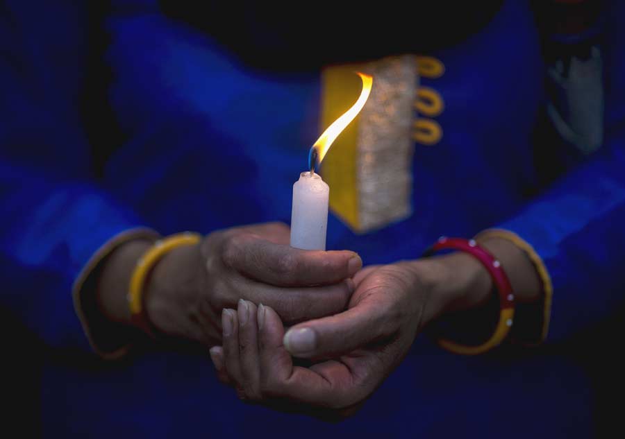 Candlelight vigil held for victims in Nepal earthquake