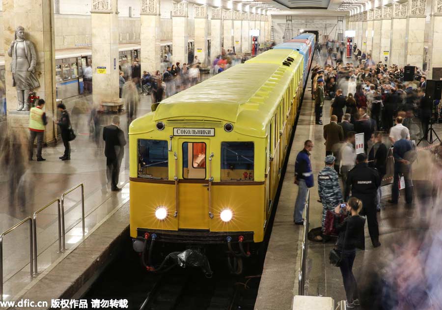 Retro train on display to mark 80th anniversary of Moscow metro