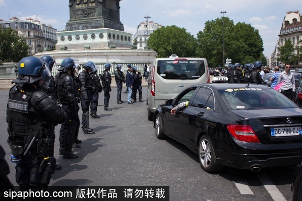 Taxi drivers conflict with Uber drivers in Paris