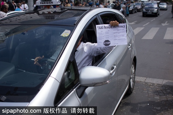 Taxi drivers conflict with Uber drivers in Paris